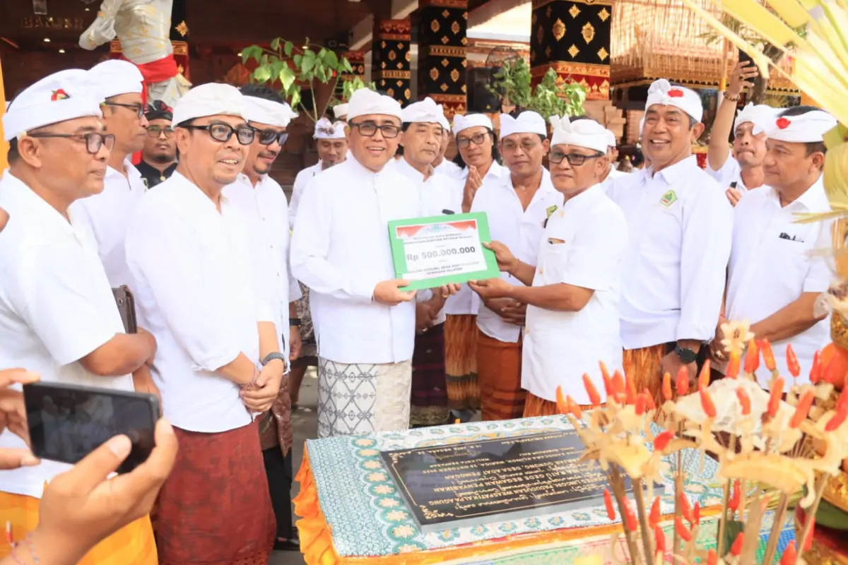 Kehadiran Walikota Denpasar, I Gusti Ngurah Jaya Negara, bersama Wakil Walikota Denpasar, I Kadek Agus Arya Wibawa pada Karya Ngenteg Linggih, Padudusan Wraspati Kalpa Agung di Linggih Ida Ratu Gede Begawan Penyarikan, Banjar Gunung, Desa Adat Pemogan, Kecamatan Denpasar Selatan, pada Sabtu (25/10). Kehadiran Walikota Denpasar, I Gusti Ngurah Jaya Negara, bersama Wakil Walikota Denpasar, I Kadek Agus Arya Wibawa pada Karya Ngenteg Linggih, Padudusan Wraspati Kalpa Agung di Linggih Ida Ratu Gede Begawan Penyarikan, Banjar Gunung, Desa Adat Pemogan, Kecamatan Denpasar Selatan, pada Sabtu (25/10).