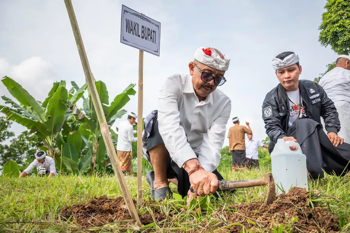 Wakil Bupati Bangli, I Wayan Diar, memimpin penanaman pohon di Pura Pucak Hyang Wukir dalam rangka Tumpek Wariga untuk meneguhkan kepedulian terhadap alam dan lingkungan.