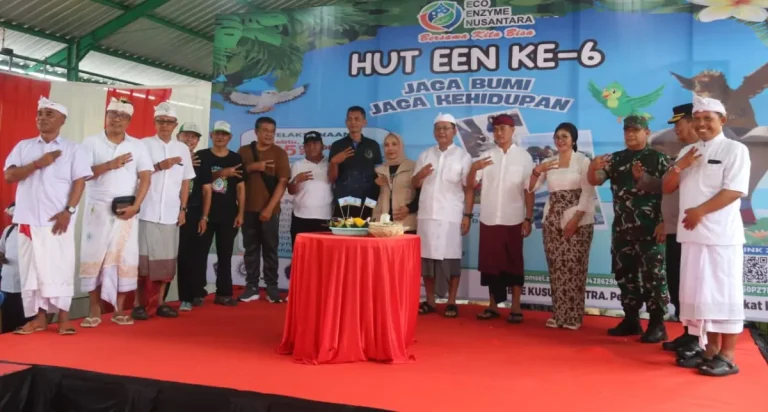 Bupati Buleleng, I Nyoman Sutjidra, menghadiri puncak peringatan HUT ke-6 Komunitas Eco Enzyme Nusantara (EEN) di TPS3R KMP Nekat Kedas, Desa Adat Buleleng, untuk mendukung gerakan pelestarian lingkungan.
