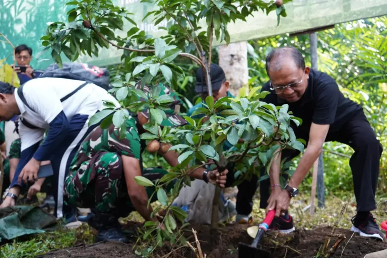 Gubernur Koster Pimpin Gotong Royong Semesta Berencana di Sempadan Tukad Ayung