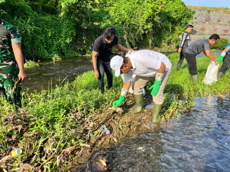 Pemkab Buleleng Gelar Gerakan Penanaman Pohon dan Bersih Sungai Serentak di Momen Tumpek Wariga