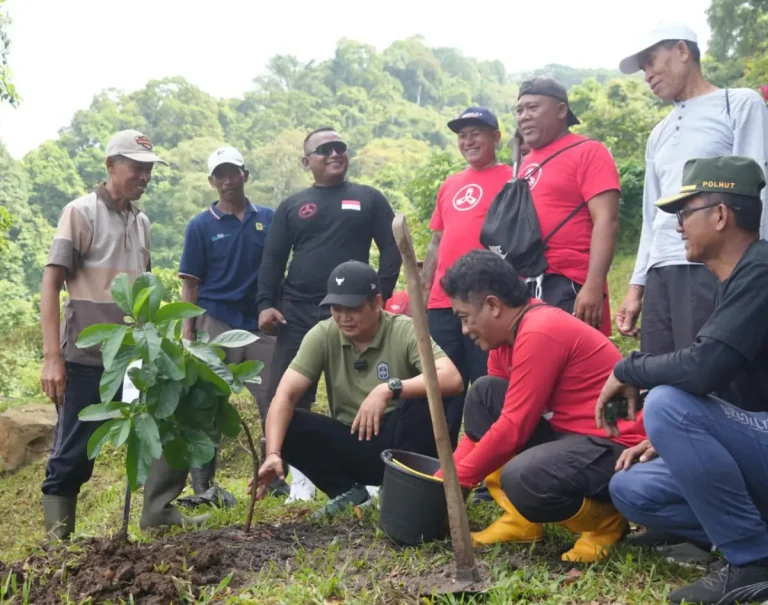 Bupati Jembrana I Made Kembang Hartawan memimpin gerakan "Gotong Royong Semesta Berencana" dengan menanam pohon dan membersihkan sungai dalam rangka peringatan Rahina Tumpek Wariga.