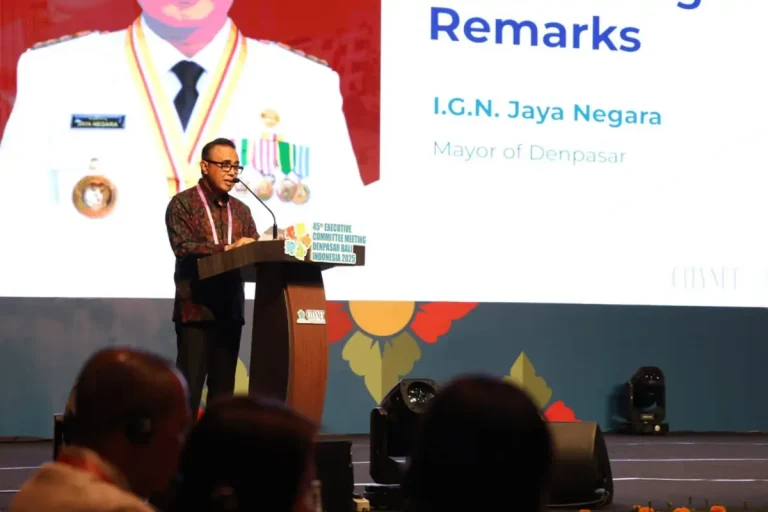 Walikota Denpasar Jaya Negara bersama Sekretaris Jenderal CityNet Asia Pacific, Vijay Jagannathan, Ambassador Pemerintah Metropolitan Seoul, Hong-Seok Koo, saat opening ceremony Excom Meeting CityNet Asia Pacific ke-45 Tahun 2025, di BBC, Sanur, Minggu (26/10).