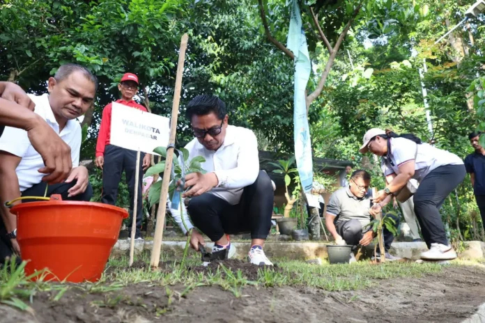 Wakil Walikota Denpasar, I Kadek Agus Arya Wibawa bersama Ketua DPRD Kota Denpasar, I Gusti Ngurah Gede turun langsung melaksanakan penanaman pohon pada pelaksanaan Gerakan Gotong Royong Semesta Berencana di Bantaran Tukad Ayung, Kesiman Petilan, Denpasar Timur, Minggu (26/10).