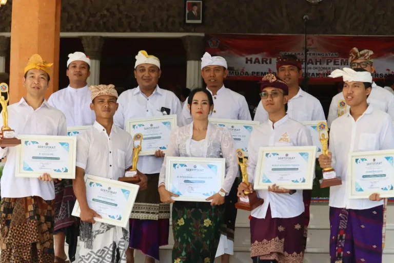 Sebanyak 10 pemuda dan pemudi berprestasi Buleleng menerima penghargaan dari Pemkab Buleleng pada peringatan Hari Sumpah Pemuda ke-97 Tahun 2025 sebagai apresiasi atas dedikasi mereka.