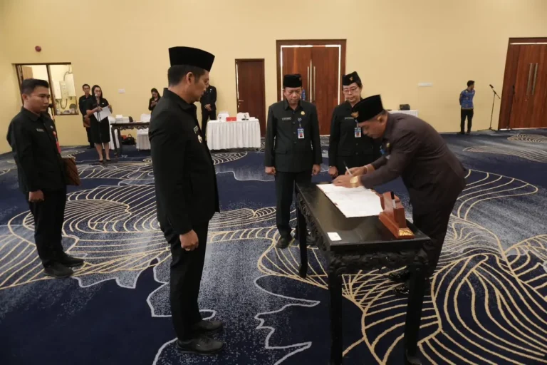 Pemkab Jembrana melantik enam pejabat pimpinan tinggi pratama dalam rotasi jabatan untuk penyegaran organisasi dan peningkatan kinerja, dipimpin Bupati I Made Kembang Hartawan.