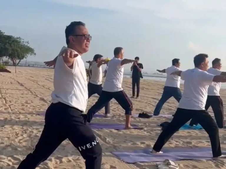 Wali Kota Denpasar I Gusti Ngurah Jaya Negara bersama delegasi Asia Pasifik mengikuti yoga bersama di Pantai Sanur dalam rangka Executive Committee Meeting ke-45 CityNet, untuk mempererat hubungan antarnegara dan mengenalkan kearifan lokal.