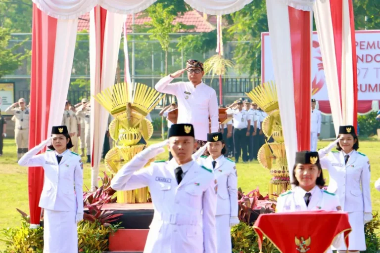 Wakil Walikota Denpasar, I Kadek Agus Arya Wibawa saat memimpin Apel Peringatan Hari Sumpah Pemuda ke-97 di Kota Denpasar berlangsung khidmat dengan upacara bendera yang digelar di Lapangan Lumintang Denpasar, Selasa (28/10).
