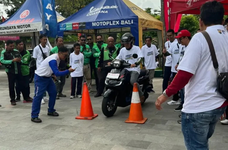 Astra Motor Bali bersinergi dengan Polres Jembrana melalui program “Polantas Menyapa” untuk memberikan edukasi keselamatan berkendara