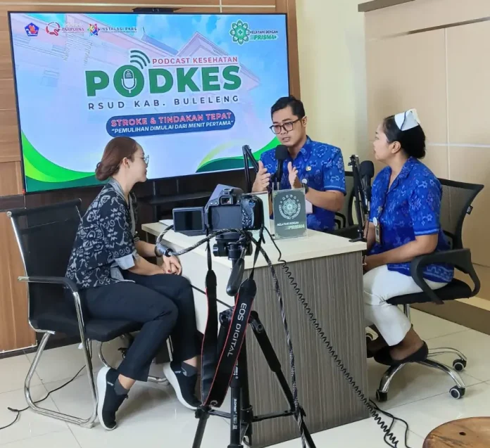 Dua tenaga perawat muda RSUD Kabupaten Buleleng mengingatkan pentingnya penanganan cepat terhadap penyakit stroke dalam podcast kesehatan.