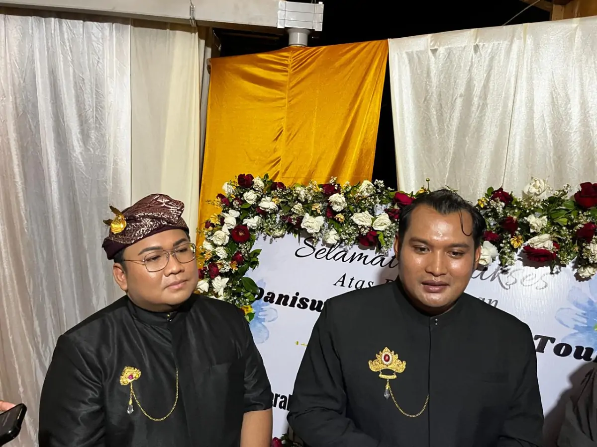 Ida Bija Diksita Ngurah Rai Manuaba, didampingi oleh rekan bisnisnya Muliawan saat diwawancara pada Rabu, 29 oktober 2025