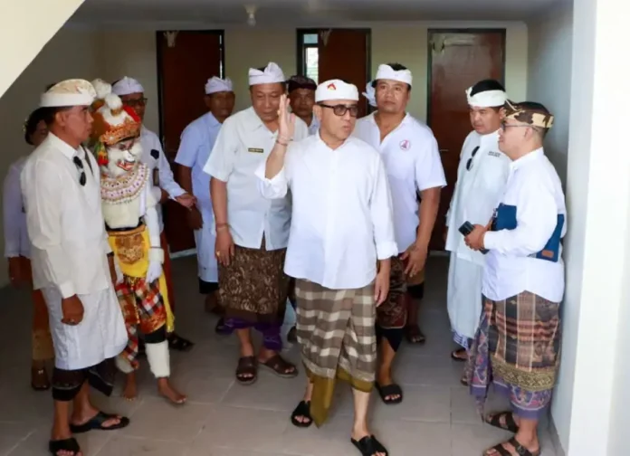 Walikota Denpasar, I Gusti Ngurah Jaya Negara meresmikan gedung kelas baru SDN 6 Panjer ditandai dengan pemotongan pita dan penandatangan prasasti, Kamis (30/10).