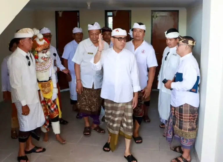 Walikota Denpasar, I Gusti Ngurah Jaya Negara meresmikan gedung kelas baru SDN 6 Panjer ditandai dengan pemotongan pita dan penandatangan prasasti, Kamis (30/10).