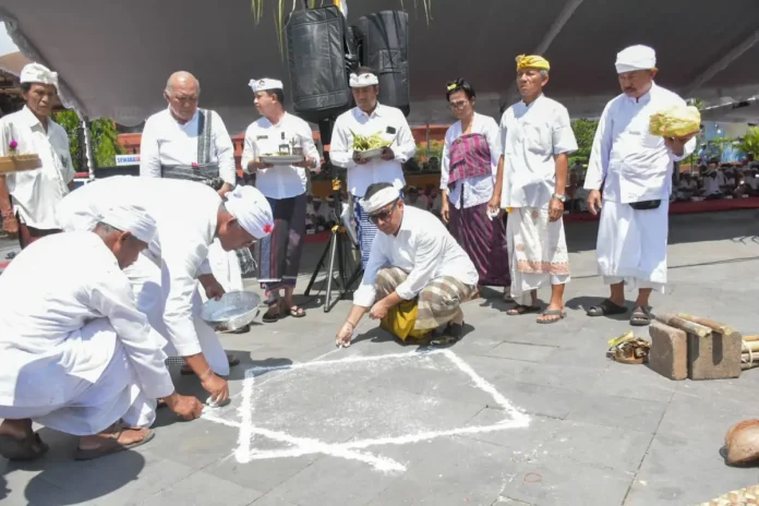 Walikota Denpasar, I Gusti Ngurah Jaya Negara saat menghadiri Karya Pecaruan Panca Kelud, Yamaraja Wraspati Kalpa Agung untuk mengembalikan keharmonisan alam di Kawasan Pasar Badung, Kamis (30/10/2025). Walikota Denpasar, I Gusti Ngurah Jaya Negara saat menghadiri Karya Pecaruan Panca Kelud, Yamaraja Wraspati Kalpa Agung untuk mengembalikan keharmonisan alam di Kawasan Pasar Badung, Kamis (30/10/2025).