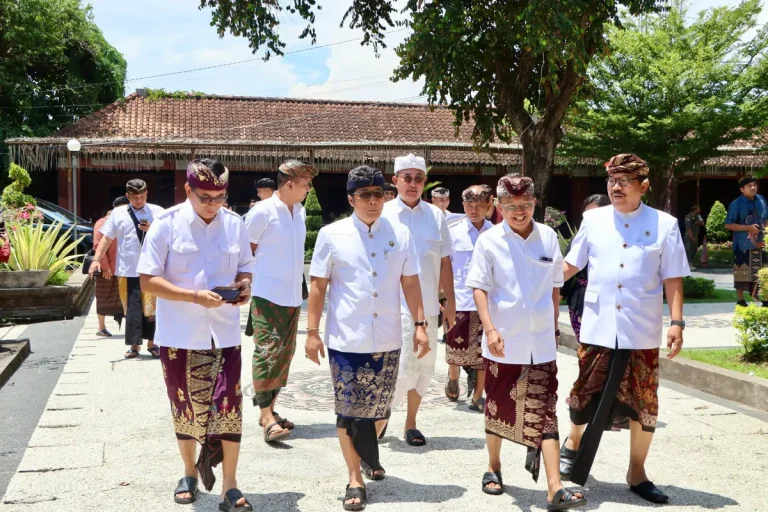 Gubernur Bali Wayan Koster mengajak seluruh stakeholder pariwisata mewujudkan pariwisata Bali berbasis budaya, berkualitas, dan bermartabat sesuai visi Nangun Sat Kerthi Loka Bali.