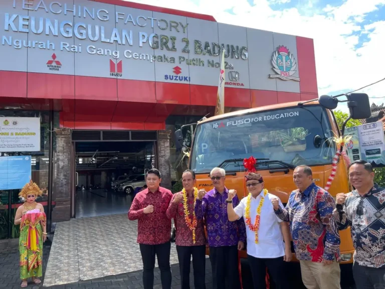 SMK PGRI 2 Badung Terima Donasi Kendaraan Fuso untuk Tingkatkan Pembelajaran Otomotif