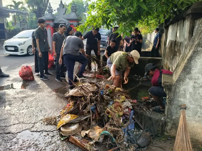 Pegawai, pelajar, dan aparat Kelurahan Liligundi kompak membersihkan sampah demi lingkungan bersih dan lestari.
