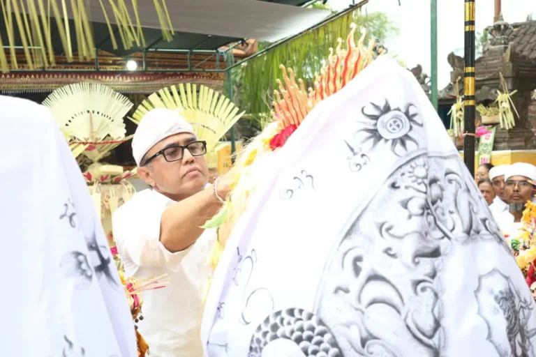 Hadiri Karya Ngeratep di Pura Dalem Laplap, Walikota Jaya Negara Ajak Masyarakat Tingkatkan Tri Hita Karana