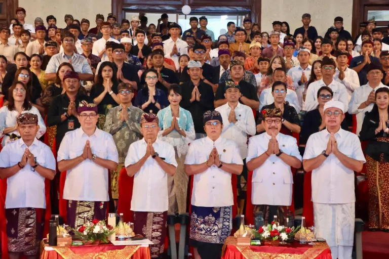 Gubernur Bali Wayan Koster mendorong optimalisasi Pungutan Wisatawan Asing (PWA) untuk mendukung pembangunan budaya, pelestarian lingkungan, dan penguatan daya saing pariwisata Bali.