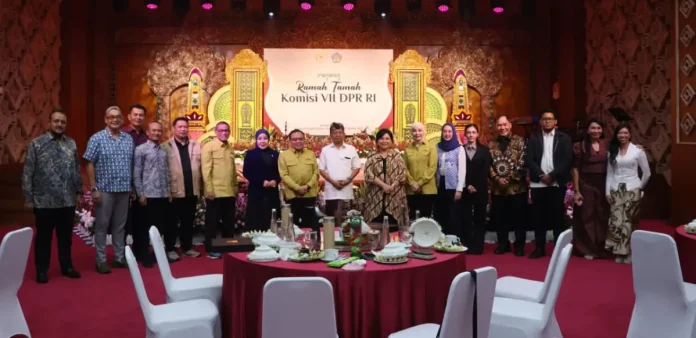 Gubernur Bali Wayan Koster dan Komisi VII DPR RI berdiskusi tentang energi bersih, pengelolaan sampah, dan pariwisata berkelanjutan untuk memperkuat pembangunan hijau di Bali.