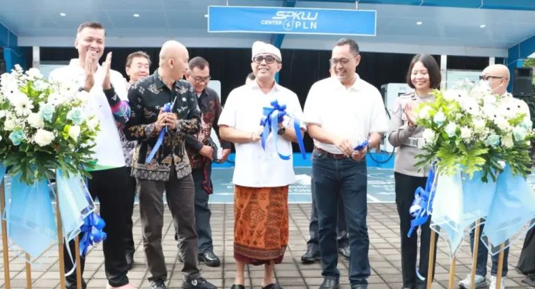 Pemerintah Kota Denpasar bersama PT PLN kini memperkuat sinergi melalui peresmian Stasiun Pengisian Kendaraan Listrik Umum (SPKLU) Center
