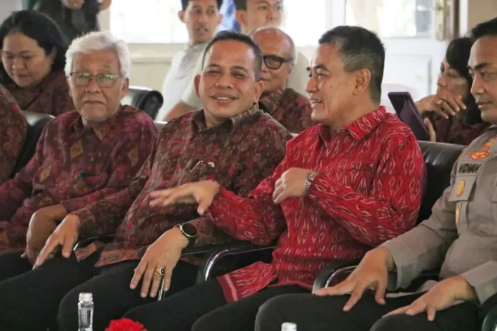Wabup Supriatna saat menghadiri pelantikan pengurus Persatuan Wartawan Indonesia (PWI) Kabupaten Buleleng.