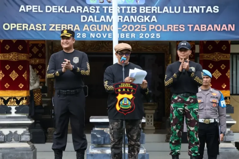 Bupati Tabanan, I Gede Komang Sanjaya, memimpin Apel Deklarasi Tertib Berlalu Lintas Operasi Zebra Agung 2025 dan menekankan pentingnya disiplin serta keselamatan berkendara bagi masyarakat.