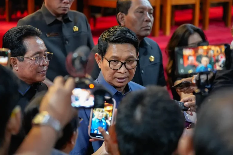 Bupati Wayan Adi Arnawa memberikan penjelasan terkait program reward atau insentif kepada warga Lansia yang tertunda akibat masalah regulasi seusai Rapat Paripurna di Ruang Sidang Utama Gosana Sekretariat DPRD Badung, Jumat (7/11).