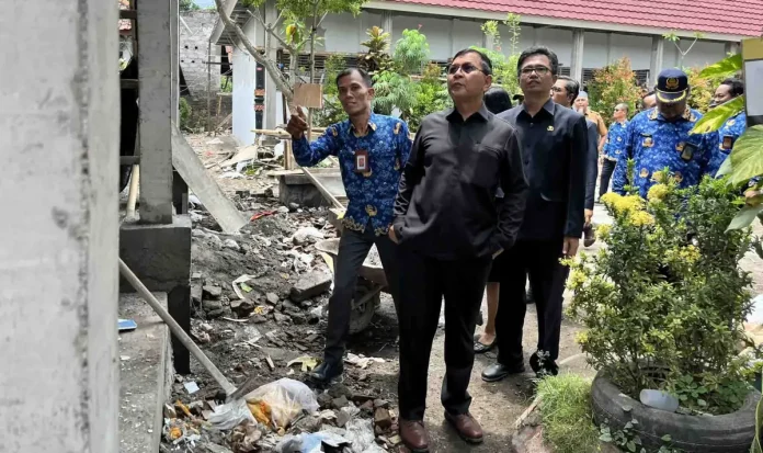 Bupati Buleleng I Nyoman Sutjidra memantau revitalisasi sekolah di Kecamatan Gerokgak, menindaklanjuti kebutuhan ruang kelas tambahan, dan mendukung inovasi literasi SD Negeri 2 Tinga-Tinga.