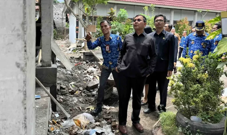 Bupati Buleleng I Nyoman Sutjidra memantau revitalisasi sekolah di Kecamatan Gerokgak, menindaklanjuti kebutuhan ruang kelas tambahan, dan mendukung inovasi literasi SD Negeri 2 Tinga-Tinga.