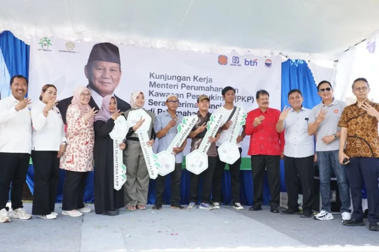 Wabup Dirga mendampingi Dirjen Perumahan dan Perkotaan Sri Haryati meninjau program perumahan serta menyalurkan bantuan BSPS bagi warga terdampak secara langsung.