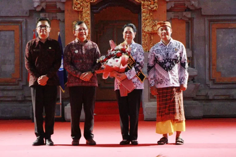 Bupati Buleleng I Nyoman Sutjidra mengukuhkan Ny. Wardhany Sutjidra sebagai Bunda PGRI dan mendorong peningkatan kualitas pendidikan serta kompetensi guru pada puncak perayaan HGN 2025.