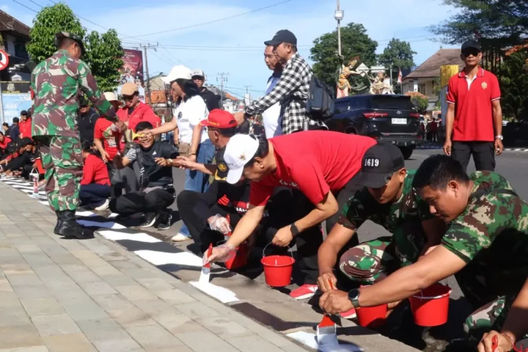 Pemerintah Kabupaten Tabanan menggelar kegiatan pengecatan trotoar serentak untuk menyemarakkan HUT ke-532 Kota Singasana sekaligus mempererat semangat gotong royong dan kebersamaan ASN.