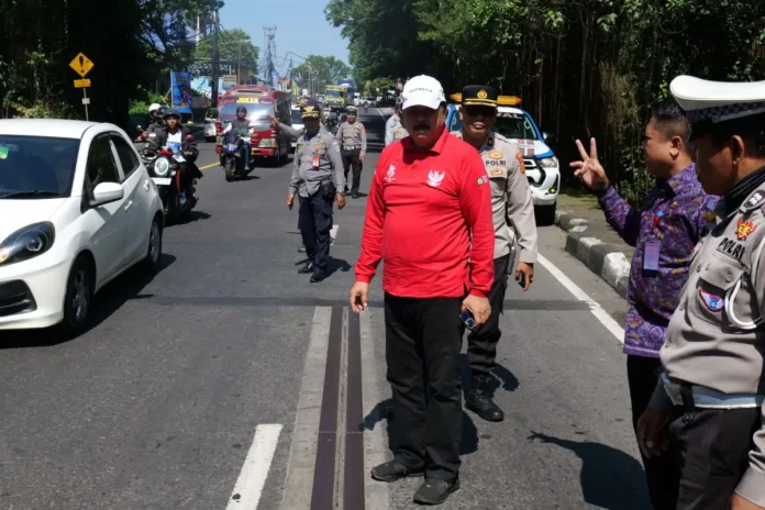 Wakil Bupati Tabanan, I Made Dirga, meninjau langsung kondisi jalan dan jembatan di Abiantuwung untuk memastikan keselamatan masyarakat dan mempercepat perbaikan infrastruktur.