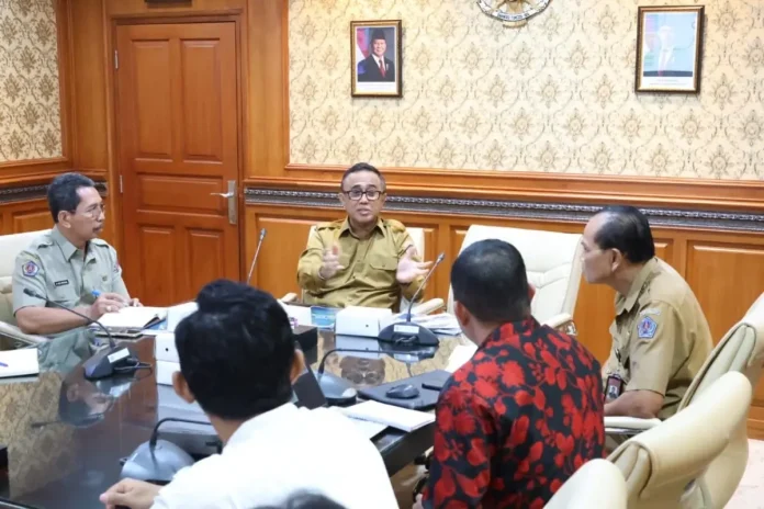 Walikota Denpasar, IGN Jaya Negara saat menerima Tim Ikatan Ahli Geologi Indonesia Daerah Bali di Kantor Walikota Denpasar, Senin (3/11).