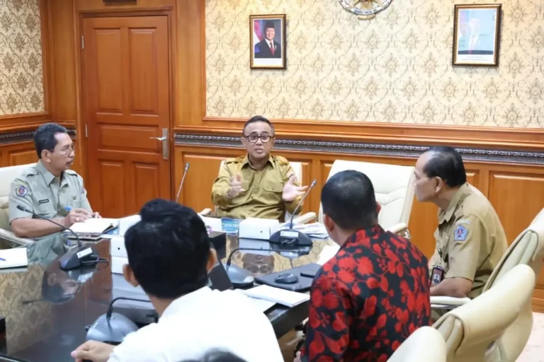 Walikota Denpasar, IGN Jaya Negara saat menerima Tim Ikatan Ahli Geologi Indonesia Daerah Bali di Kantor Walikota Denpasar, Senin (3/11).