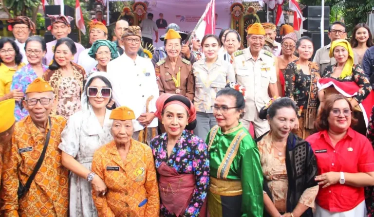 Fashion Show Tempo Dulu Meriahkan Ramah Tamah Hari Pahlawan di Gedung Merdeka Denpasar