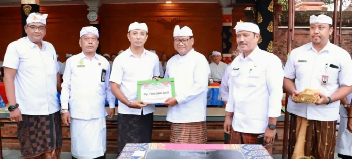 Sekda Kota Denpasar, Ida Bagus Alit Wiradana, menghadiri Karya Melaspas Bale Gede, Gambelan, dan Pelinggih di Pura Desa Adat Sumerta