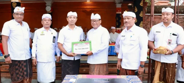 Sekda Kota Denpasar, Ida Bagus Alit Wiradana, menghadiri Karya Melaspas Bale Gede, Gambelan, dan Pelinggih di Pura Desa Adat Sumerta