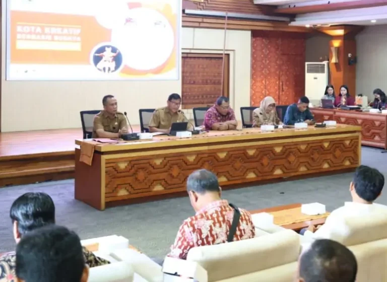 Pemerintah Kota Denpasar menerima kunjungan kerja jajaran Pemerintah Kota Surakarta di Gedung Sewaka Dharma pada Senin 24 November 2025.