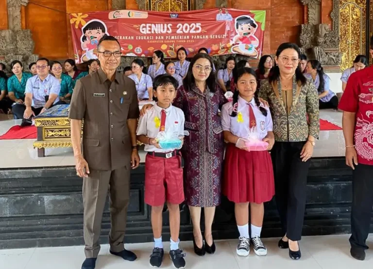 Ketua TP PKK Kabupaten Badung, Nyonya Rasniathi Adi Arnawa, melaksanakan GENIUS di Wantilan Desa Adat Sangeh, Selasa (4/11).