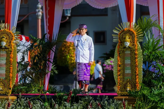 Bupati Badung I Wayan Adi Arnawa selaku Inspektur Upacara saat Apel Peringatan HUT Ke-16 Ibukota Badung "Mangupura" di Lapangan Mangupraja Mandala, Puspem Badung, Minggu (16/11). Bupati Badung I Wayan Adi Arnawa selaku Inspektur Upacara saat Apel Peringatan HUT Ke-16 Ibukota Badung "Mangupura" di Lapangan Mangupraja Mandala, Puspem Badung, Minggu (16/11).