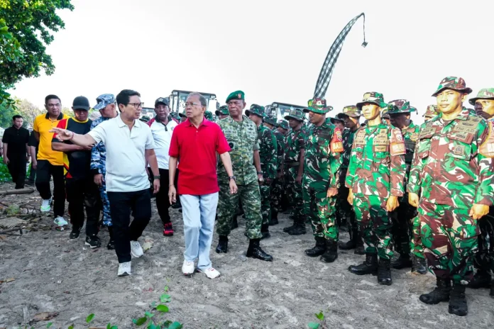 Bupati Wayan Adi Arnawa saat menghadiri Apel Siaga Penanganan Sampah Pantai di Bali yang dipusatkan di depan Shelter Kebencanaan Baruna, Kuta, Badung, Minggu (2/11). Bupati Wayan Adi Arnawa saat menghadiri Apel Siaga Penanganan Sampah Pantai di Bali yang dipusatkan di depan Shelter Kebencanaan Baruna, Kuta, Badung, Minggu (2/11).