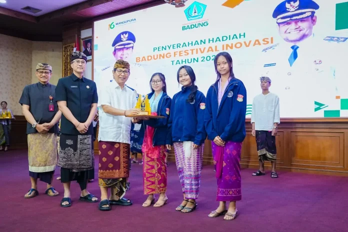 Bupati Wayan Adi Arnawa menyerahkan hadiah Mangupura Award, Badung Festival Inovasi, dan Adi Karya Nugraha Tahun 2025 serta peluncuran Badung BRILIAN di Ruang Kertha Gosana, Puspem Badung, Kamis (27/11).