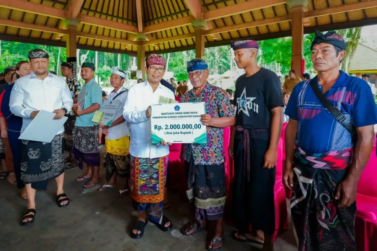 Bupati Wayan Adi Arnawa bersama Wabup Bagus Alit Sucipta saat menyerahkan secara simbolis bantuan sosial kepada masyarakat di Lapangan Monumen Pahlawan I Gusti Ngurah Rai, Desa Carangsari, Kecamatan Petang dan di Wantilan Obyek Wisata Sangeh, Kecamatan Abiansemal, Senin (10/11).