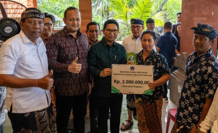 Bupati Badung I Wayan Adi Arnawa bersama Wakil Bupati Bagus Alit Sucipta, menyerahkan bantuan tunai senilai Rp 2 juta per kepala keluarga