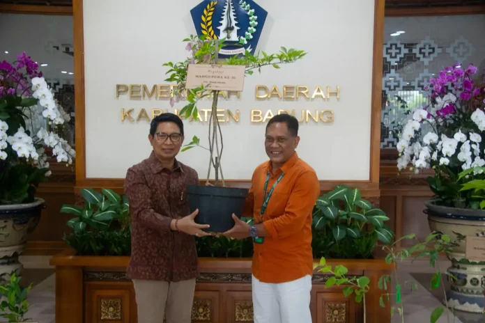 Bupati Wayan Adi Arnawa menerima 116 bibit pohon tanaman dari Kepala Cabang Bank BPD Bali Cabang Mangupura Ida Bagus Made Surawan di Lobby Kantor Bupati, Puspem Badung, Jumat (14/11).