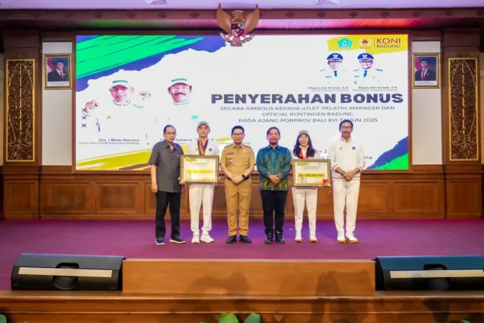 Bupati Wayan Adi Arnawa saat acara penyerahan bonus atlet dan pelatih Porprov Bali XVI Tahun 2025 di Ruang Kertha Gosana, Puspem Badung, Senin (3/11). Bupati Wayan Adi Arnawa saat acara penyerahan bonus atlet dan pelatih Porprov Bali XVI Tahun 2025 di Ruang Kertha Gosana, Puspem Badung, Senin (3/11).