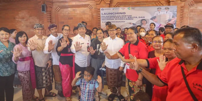 Bupati Wayan Adi Arnawa melaksanakan Launching Gerakan Serentak Pencegahan Stunting yang dirangkaikan dengan Gerakan Pengukuran Bayi, Balita, dan Ibu Hamil di Banjar Pande, Kelurahan Sempidi, Mengwi, Kamis (6/11).