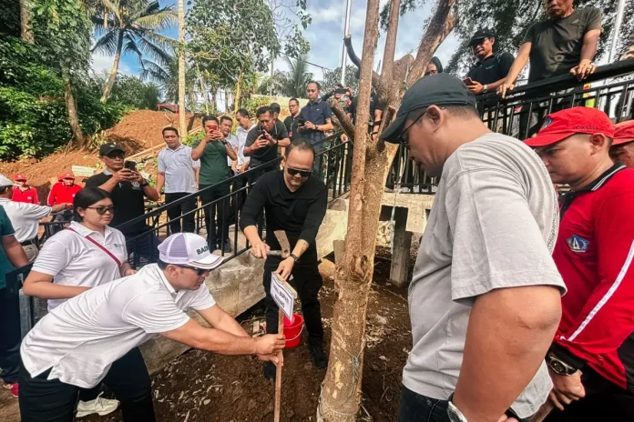 Wabup Bagus Alit Sucipta, bersama Ketua GOW Nyonya Yunita Alit Sucipta saat kegiatan Gotong Royong Semesta Berencana Penanaman Pohon dan Bersih Sampah Tahap Ke-2 di Jaba Pura Dalem Gede Mambal, Desa Mambal Abiansemal, Minggu (30/11).